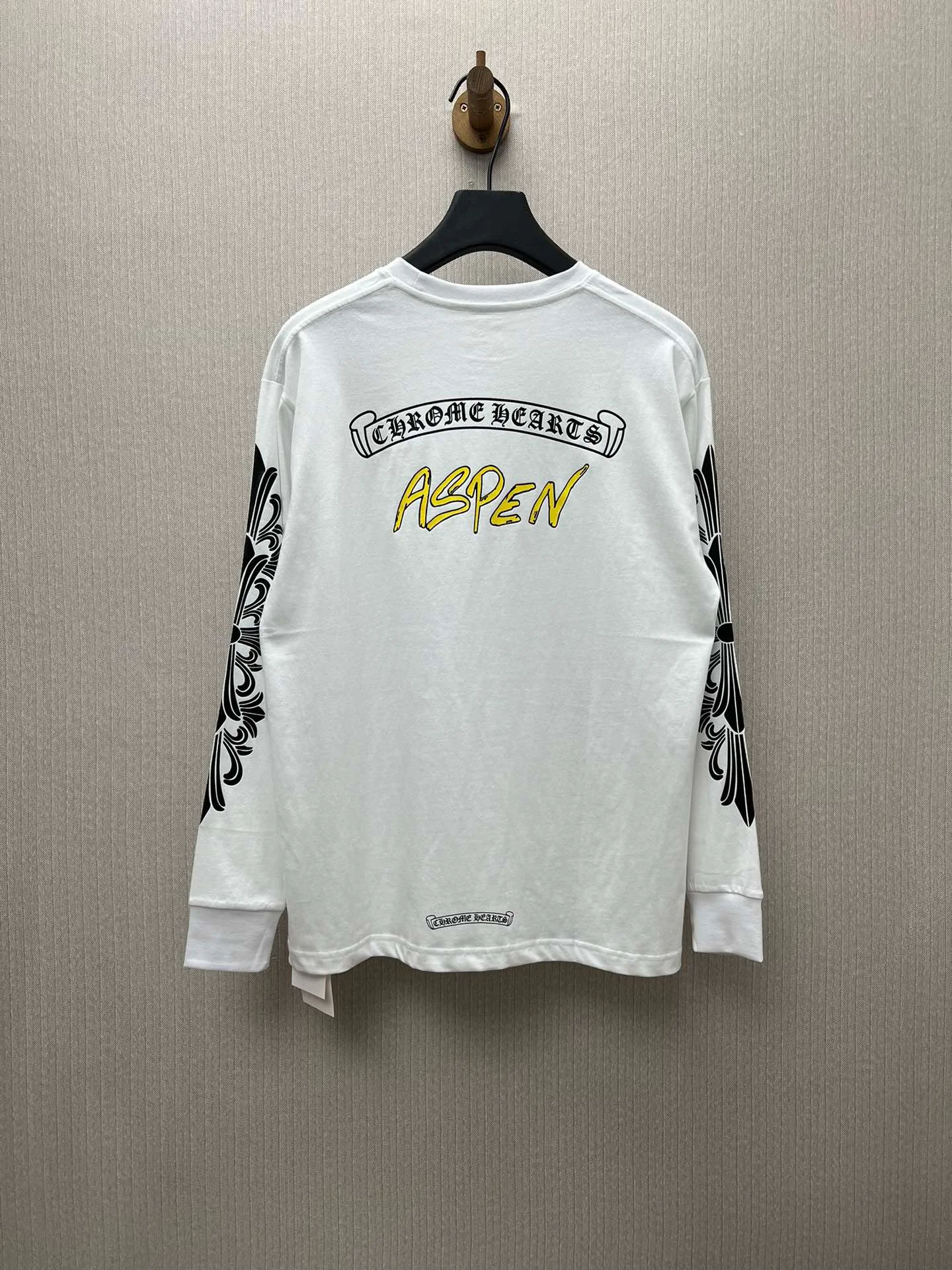 🅿️350 Croix Heart 25SS Graffiti Limited Long Sleeve. The fabric is made of 26-woven 220g cotton. The printing is ink printing. Customized accessories. Code number: S.M.L.